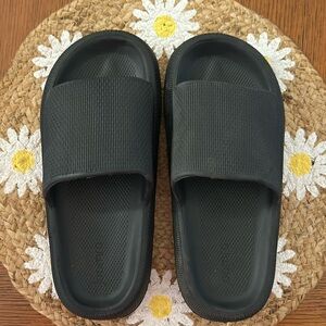 NWOT Joomra Pillow Slippers (Non-Slip Shower Shoes)